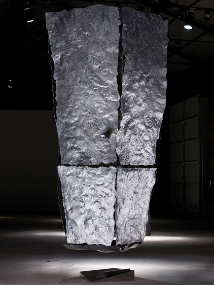Kar Sak. 400 x 175 x 175 cm. Alumini i fosa d’alumini. 2005